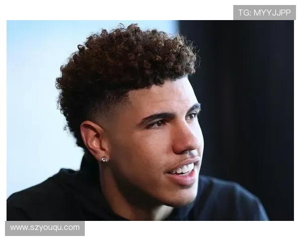 中国百米眼镜飞人李泽洋高举左手庆祝展现未来无限潜力与队友共享胜利 中国百米眼镜飞人李泽洋高举左手庆祝展现未来无限潜力与队友共享胜利